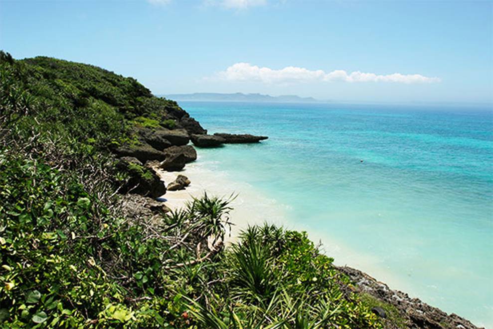 A rocky shore next to a body of water

Description automatically generated